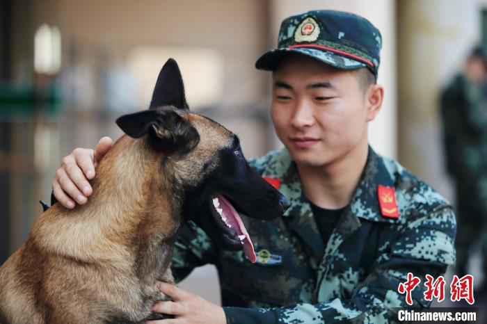 孔育露和警犬拉贝。 武警绍兴支队供图 摄
