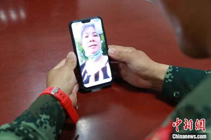 兵哥哥向母亲视频告白。 武警绍兴支队供图 摄