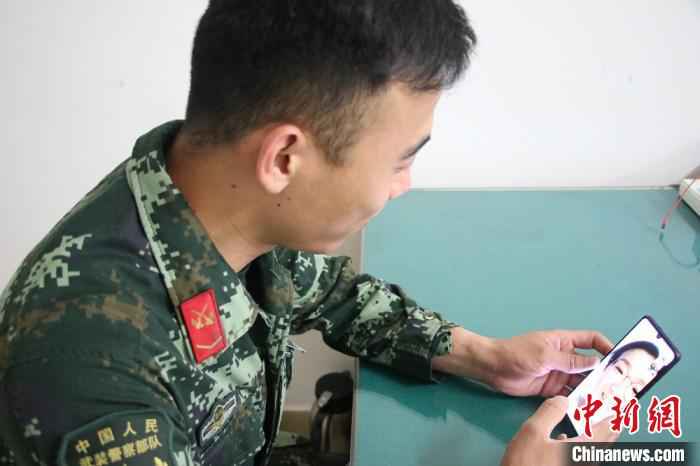 兵哥哥向爱人视频告白。 武警绍兴支队供图 摄