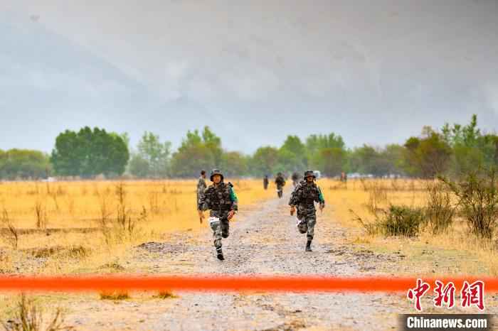 5公里武装越野，两名战士争相跑向终点。 温燃 摄