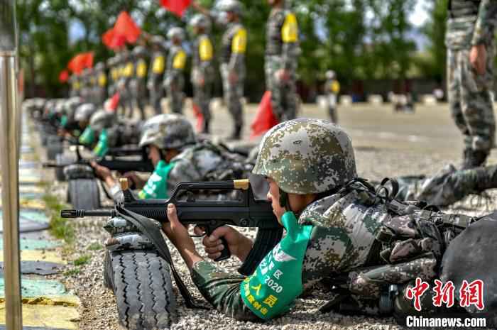 射击场上，参赛人员准备射击。 蒲津 摄
