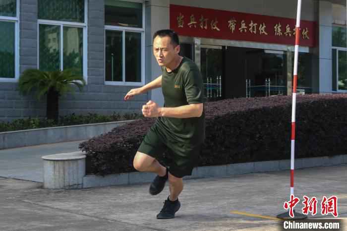 30米X2蛇形跑考核。 杨德荐 摄