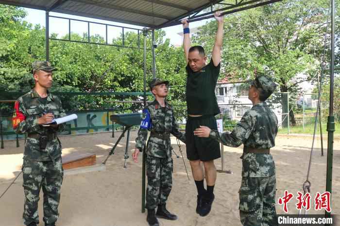 单杠引体向上考核。 杨德荐 摄