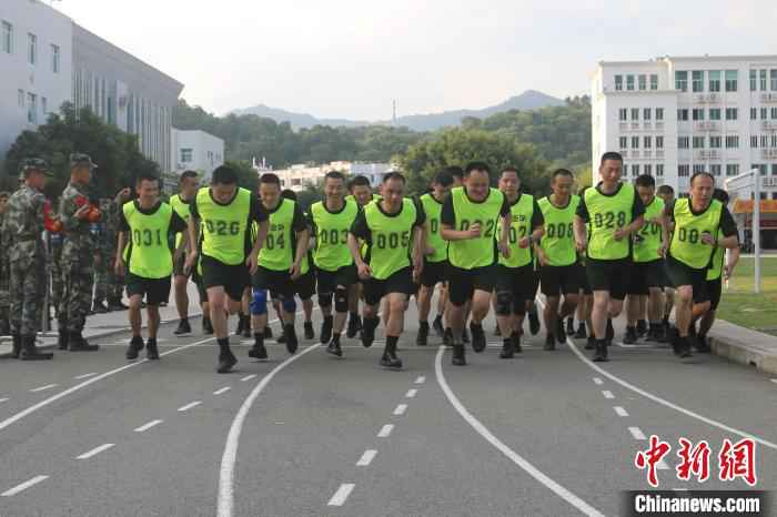 3000米跑考核。 杨德荐 摄