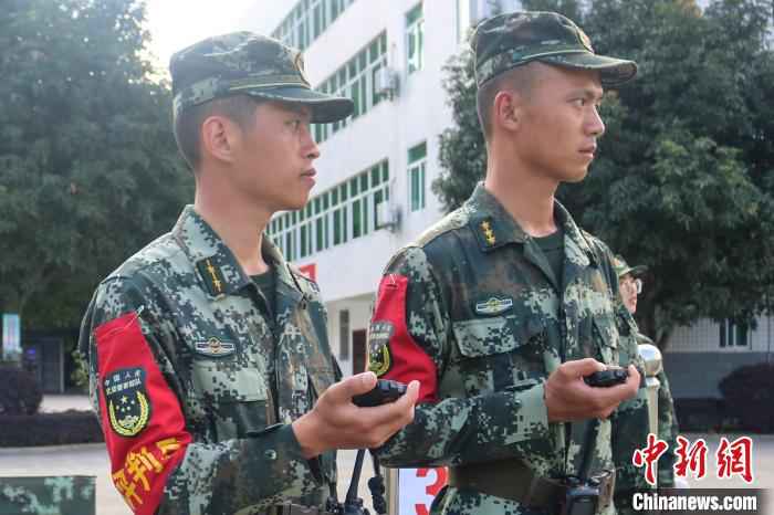 严格评判。 杨德荐 摄