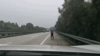 ►广西一小伙踩轮滑上高速去打工，被交警劝离