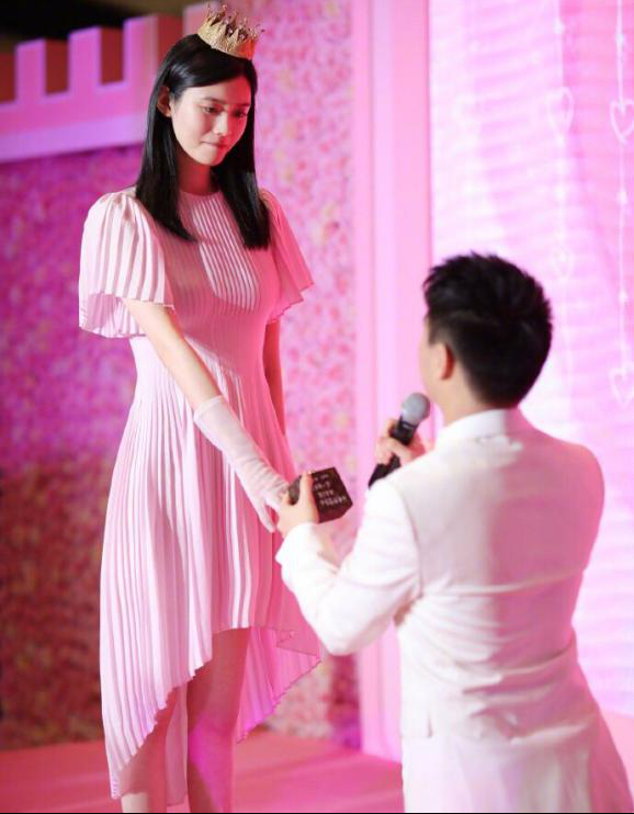网络情人节郑恺、苗苗初婚秀甜蜜，过来人何猷
