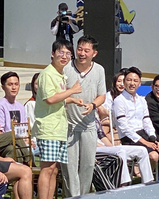 跑男睡衣大秀，baby与嘉宾台下同坐，看清排序，