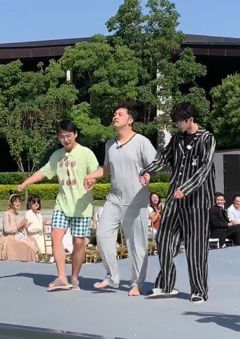 跑男睡衣大秀，baby与嘉宾台下同坐，看清排序，