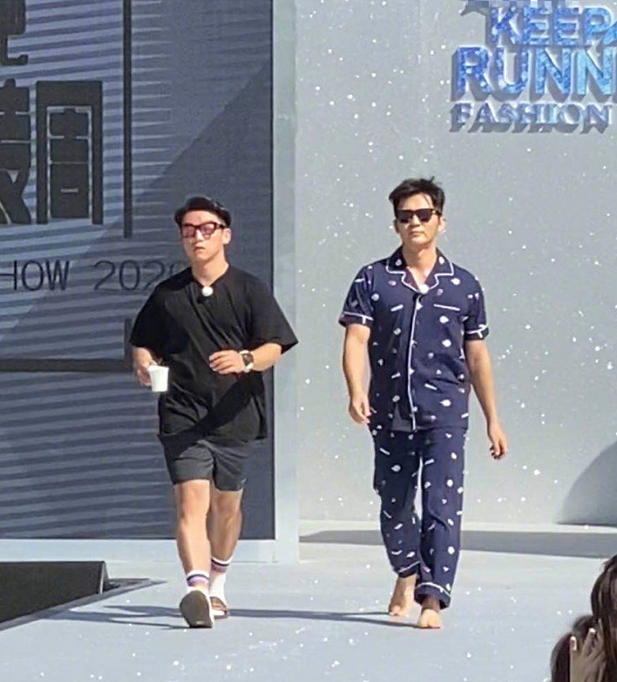 跑男睡衣大秀，baby与嘉宾台下同坐，看清排序，