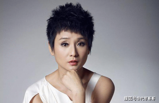 一恋导演王全安，二恋演员耿乐，如今51岁与制片