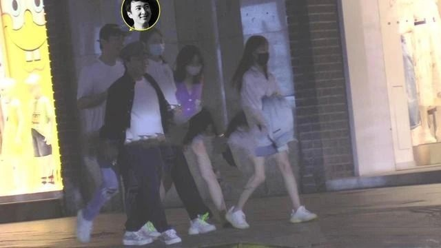 王思聪疑1个月换3女友，同时带3女逛街和谐，前