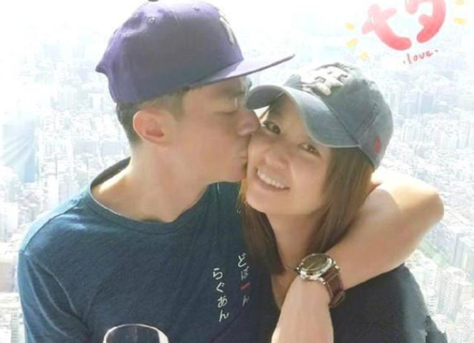 嫁对了人！林心如夫妇打扮低调素颜出街，被霍