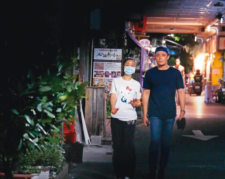 嫁对了人！林心如夫妇打扮低调素颜出街，被霍