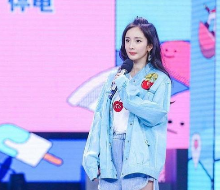 杨幂童年模糊照被神修复！细眉大眼从小就是美