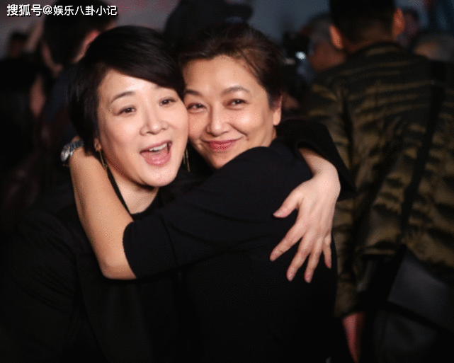 52岁陈小艺堪称赢家，老公才华横溢捧红过张嘉译
