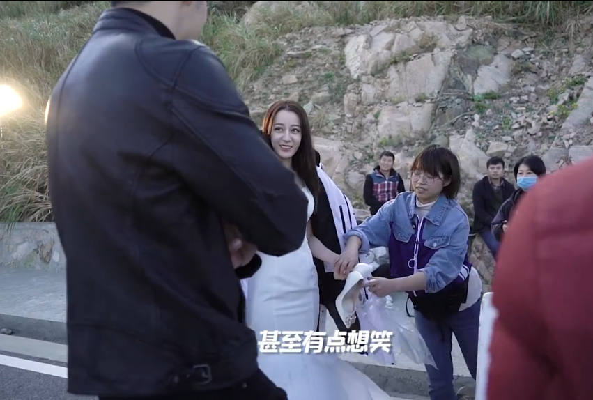 迪丽热巴拍“失恋戏”忍不住笑场，谁注意她的