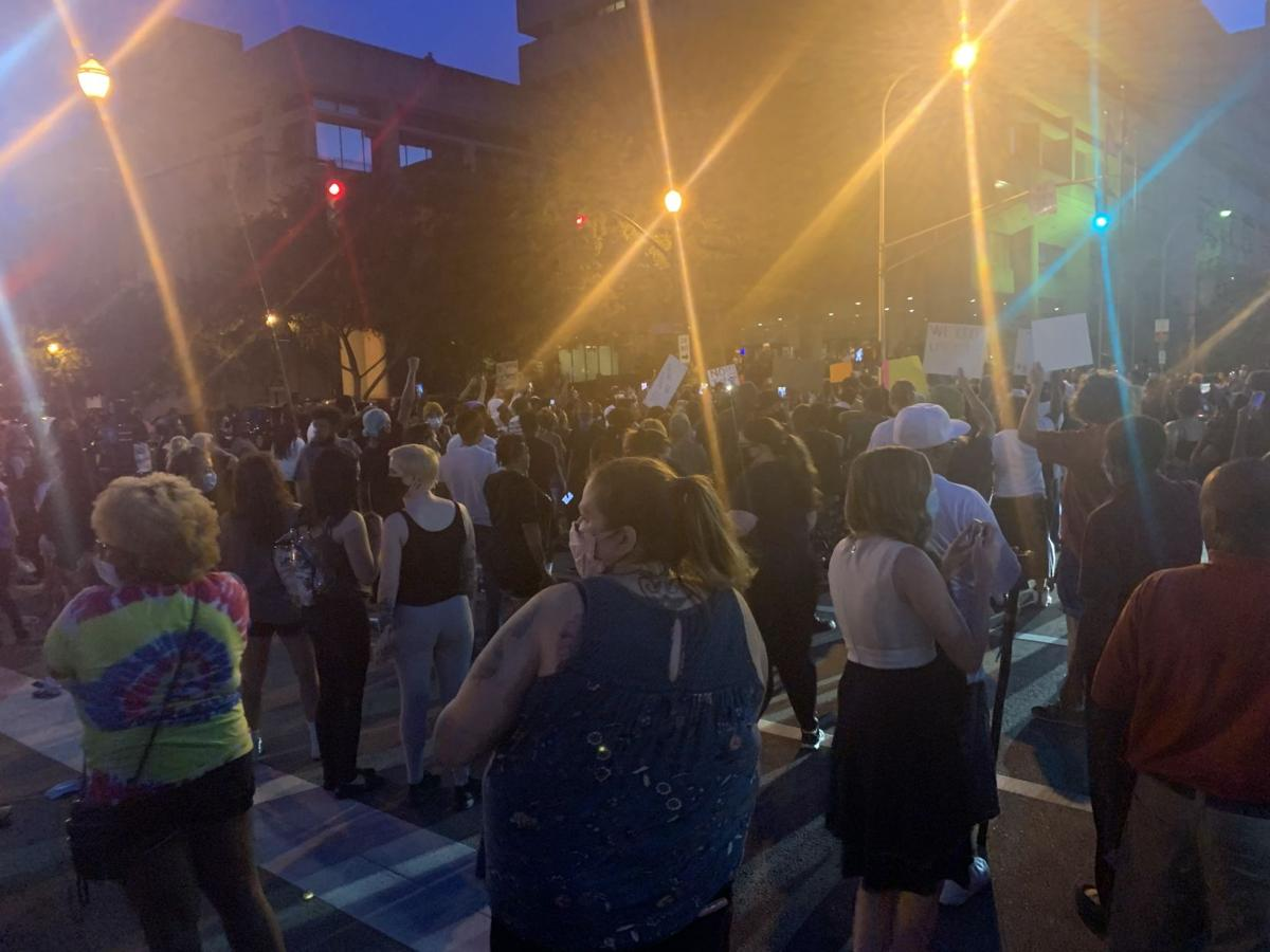 美国肯塔基州抗议活动现场发生枪击事件，至少