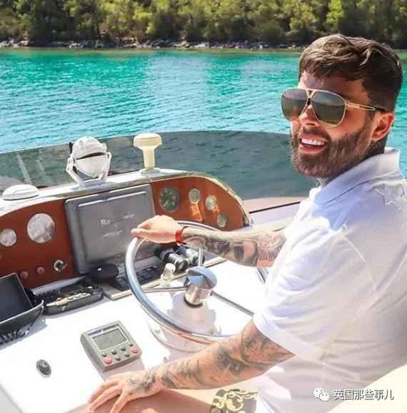 高调炫富后遭遇入室抢劫，劫匪：这货根本没那