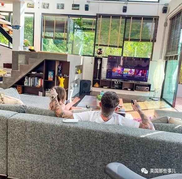 高调炫富后遭遇入室抢劫，劫匪：这货根本没那