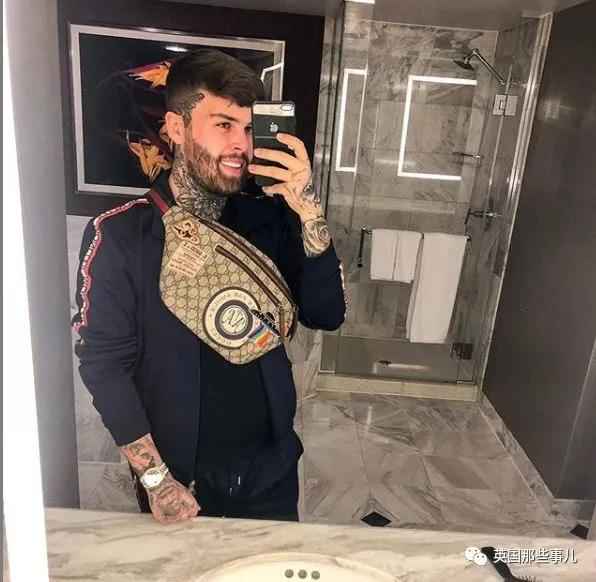 高调炫富后遭遇入室抢劫，劫匪：这货根本没那