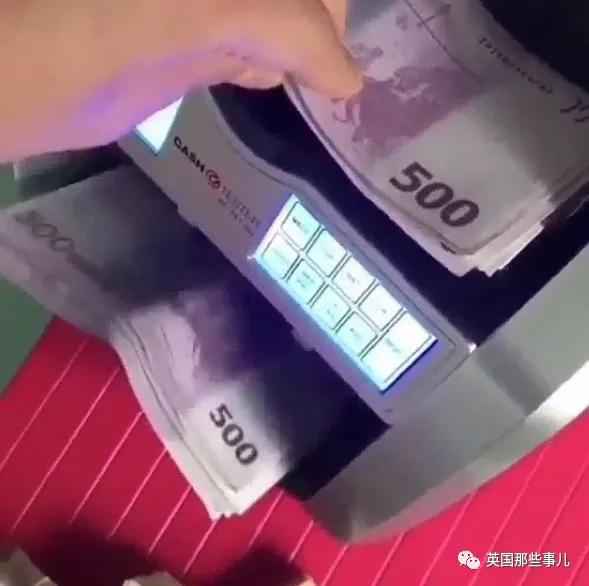 高调炫富后遭遇入室抢劫，劫匪：这货根本没那