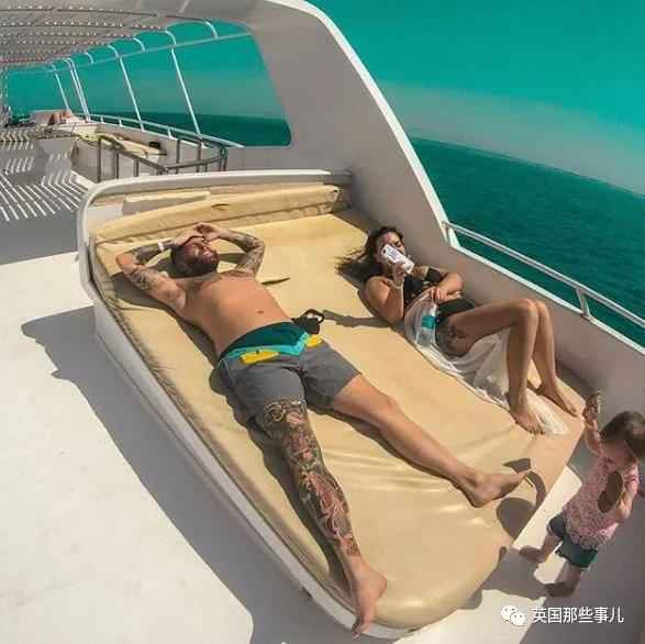 高调炫富后遭遇入室抢劫，劫匪：这货根本没那