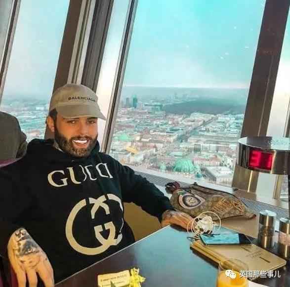 高调炫富后遭遇入室抢劫，劫匪：这货根本没那