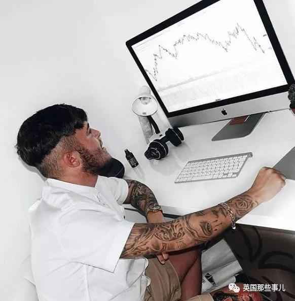 高调炫富后遭遇入室抢劫，劫匪：这货根本没那