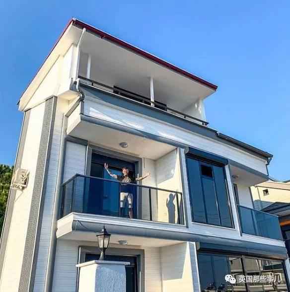 高调炫富后遭遇入室抢劫，劫匪：这货根本没那