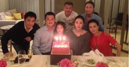 李嫣14岁越来越幸福，虽然父母离婚，但多了巨星