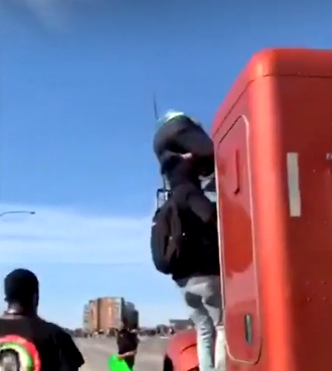 美国明尼苏达州一油罐车冲向示威人群，司机已