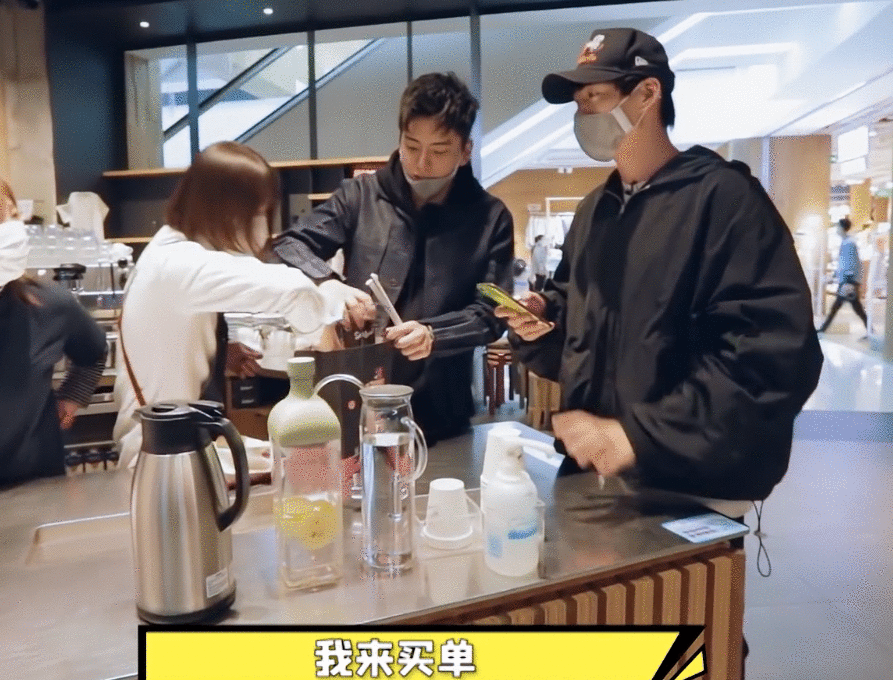 王大陆购物，魏大勋全程买单，“抠门”只是为
