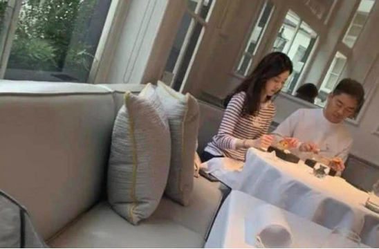 男女地位反转?章泽天剑桥进修结识新大佬,刘强东