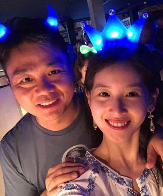 男女地位反转?章泽天剑桥进修结识新大佬,刘强东