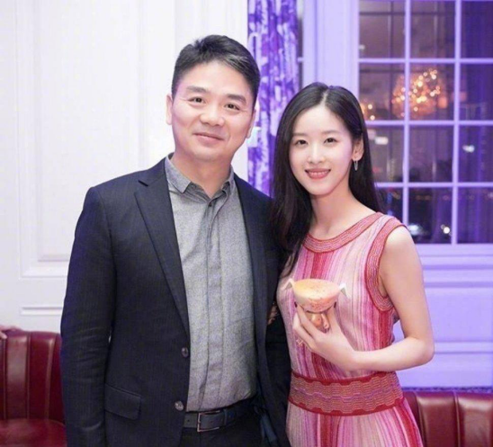 男女地位反转?章泽天剑桥进修结识新大佬,刘强东