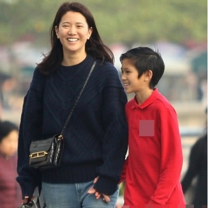 张智霖带儿子外出逛街，两人一路有说有笑，1