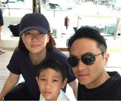 张智霖带儿子外出逛街，两人一路有说有笑，1