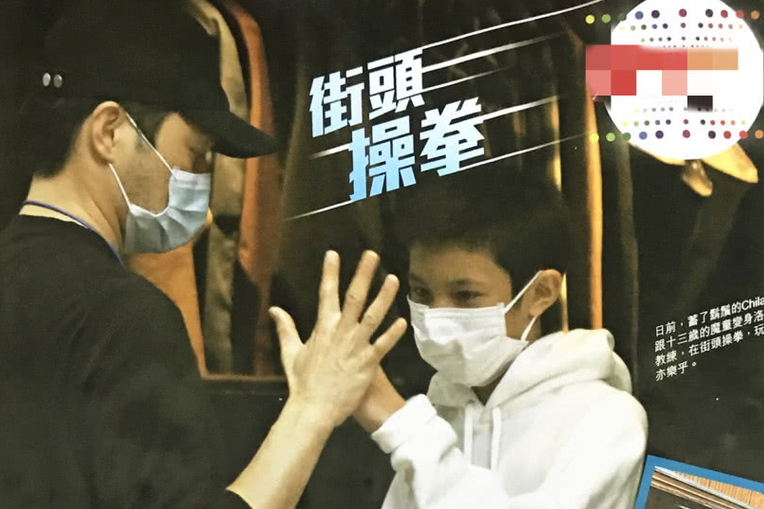 张智霖带儿子外出逛街，两人一路有说有笑，1