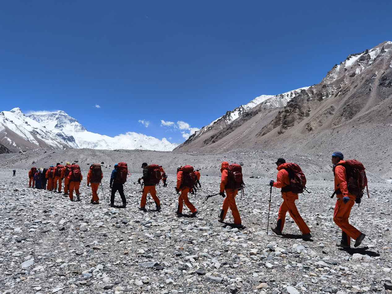 队员出发。 中国登山协会供图 赵佳明摄 2020珠峰测量登山队召开冲顶动员大会 预计22日登