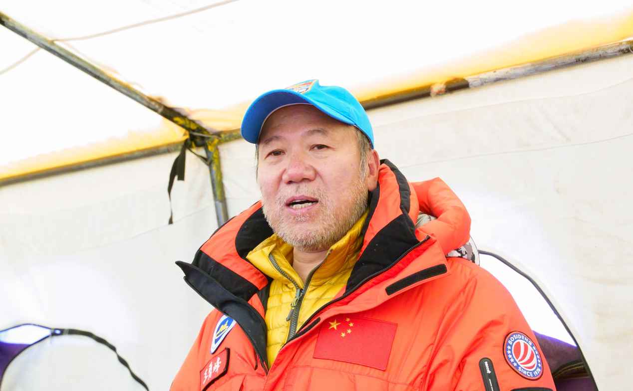 2020珠峰测量登山前线指挥部总指挥王勇峰公布了冲顶计划和人员安排。中国登山协会供图 卢明文摄 2020珠峰测量登山队召开冲顶动员大会 预计22日登