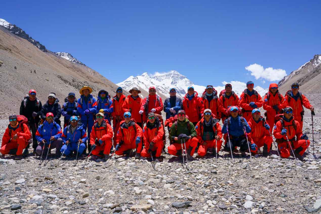 队员出发前合影。中国登山协会供图 卢明文摄 2020珠峰测量登山队召开冲顶动员大会 预计22日登