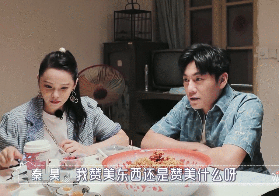 秦昊妈妈太能夸，跟儿子反差大，伊能静为何生