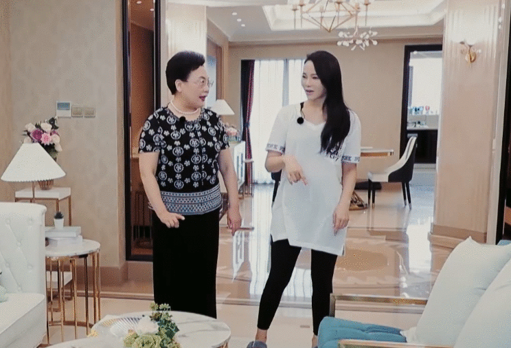 秦昊妈妈太能夸，跟儿子反差大，伊能静为何生