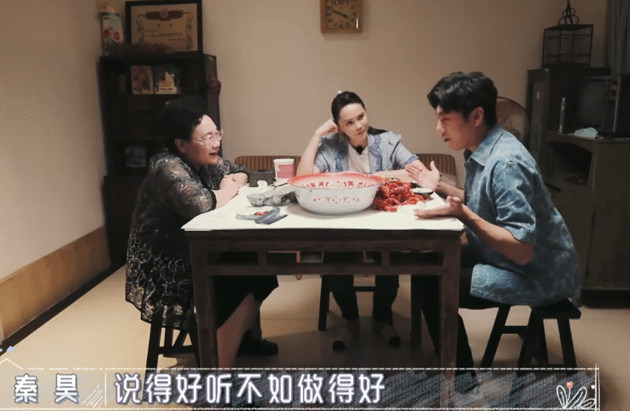 秦昊妈妈太能夸，跟儿子反差大，伊能静为何生