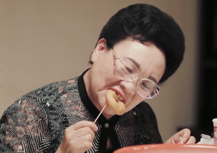 秦昊妈妈太能夸，跟儿子反差大，伊能静为何生