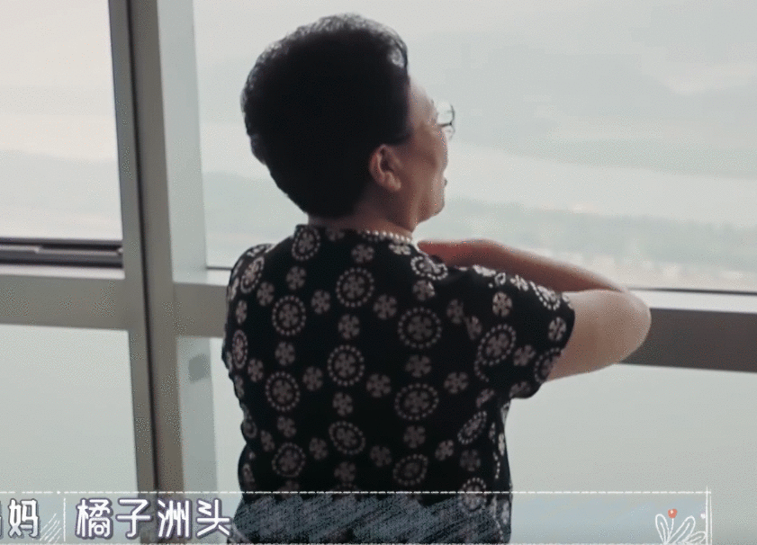 秦昊妈妈太能夸，跟儿子反差大，伊能静为何生