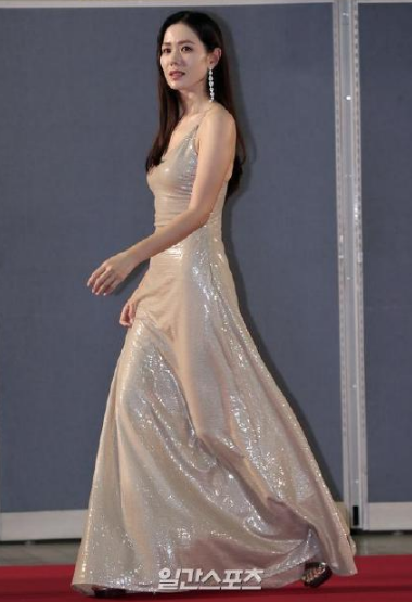 百想艺术大赏：孙艺珍金色长裙绝美，裴秀智、