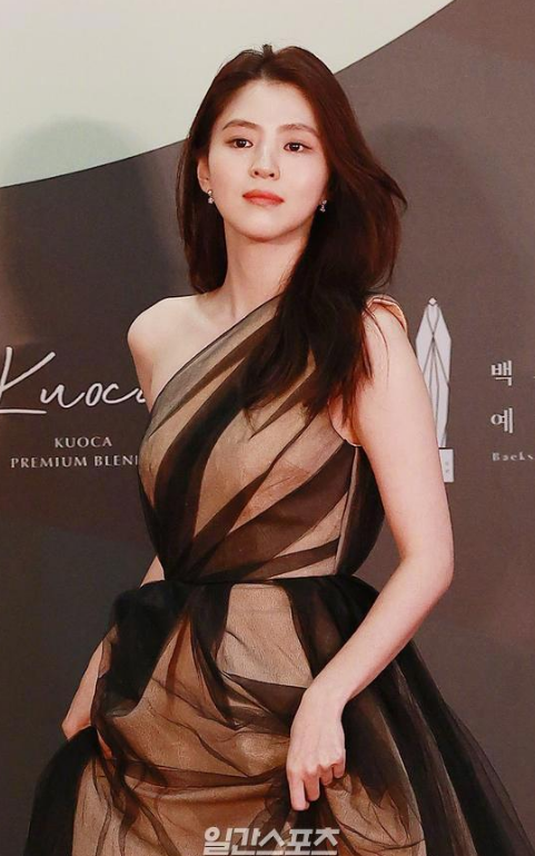 百想艺术大赏：孙艺珍金色长裙绝美，裴秀智、