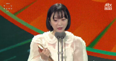 百想艺术大赏：孙艺珍金色长裙绝美，裴秀智、